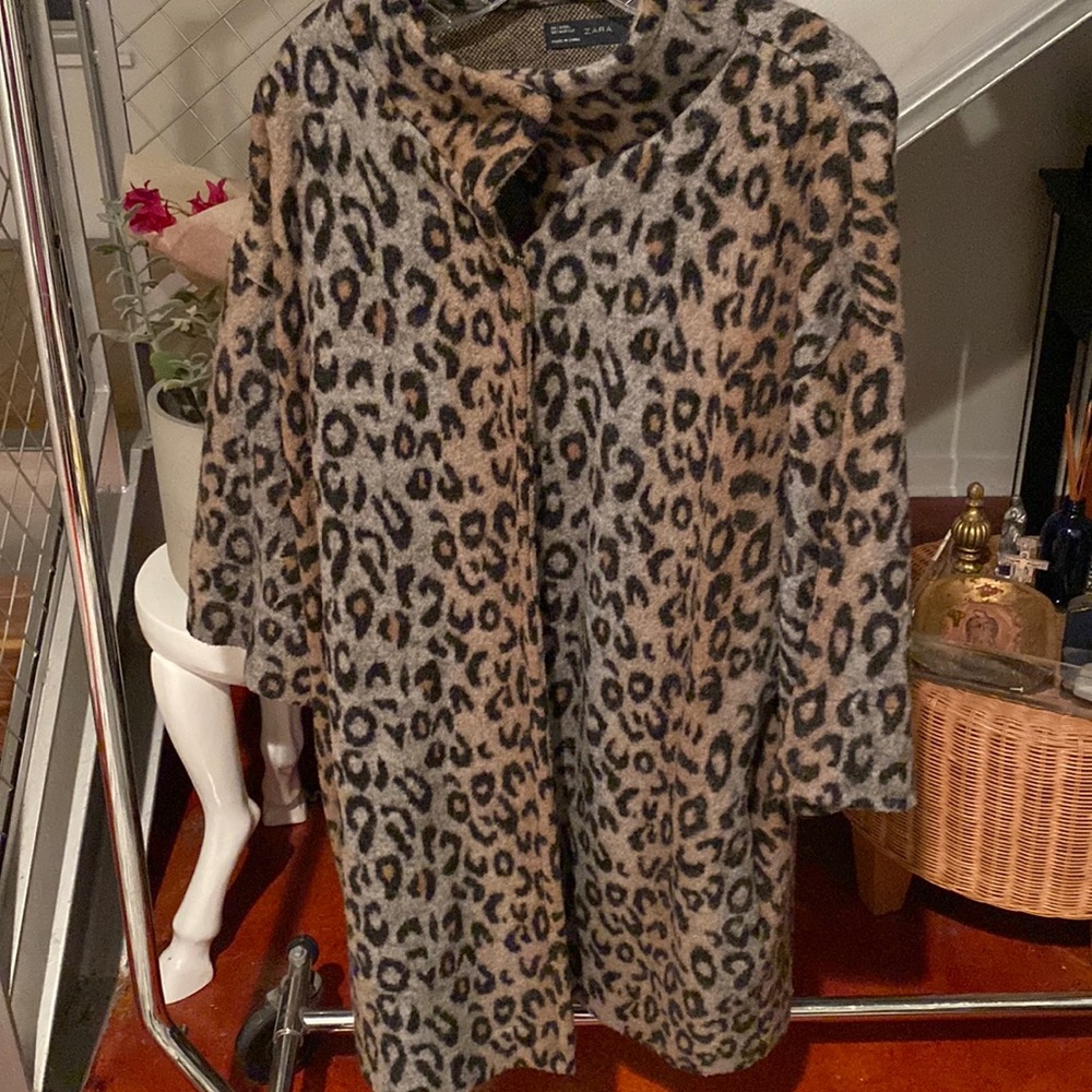 Cheetah pattern in gray, black and brown spots Zara brand size M